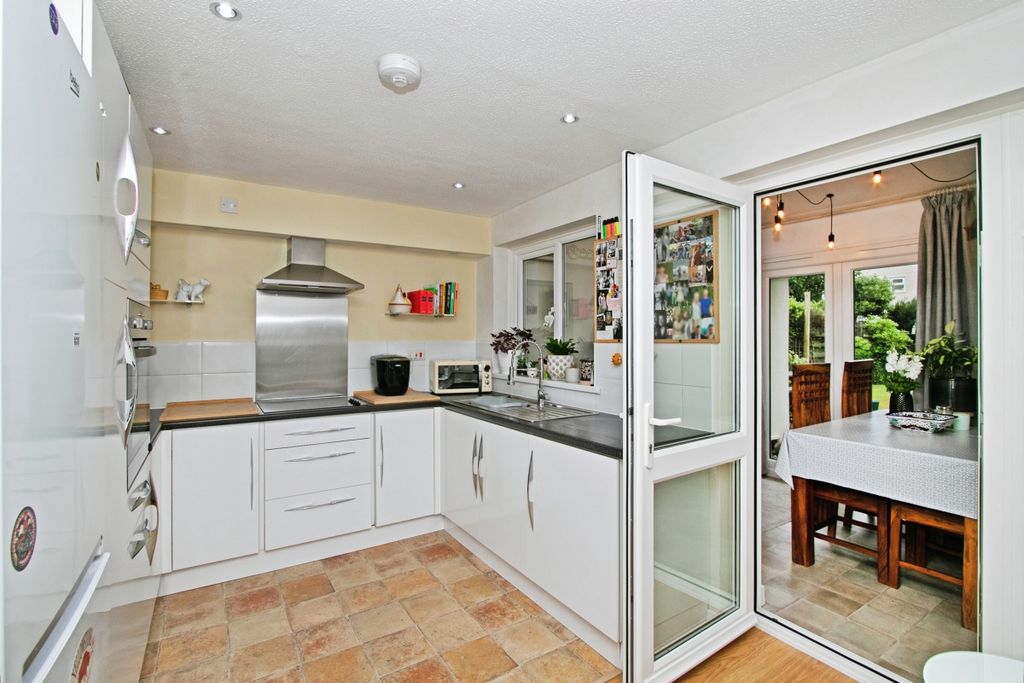 Property photo 3 of 19 Kitchen