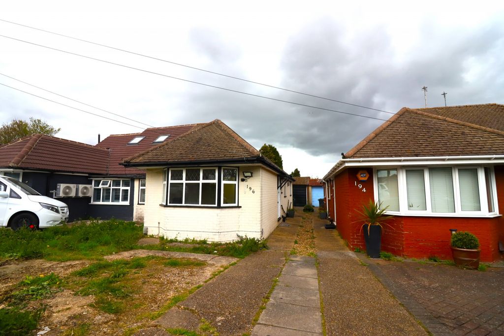 Property photo 1 of 16 Well-Located Two-Bedroom Bungalow In Popular Leagrave Area