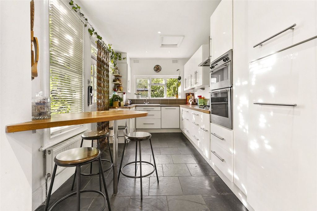 Property photo 3 of 12 Kitchen