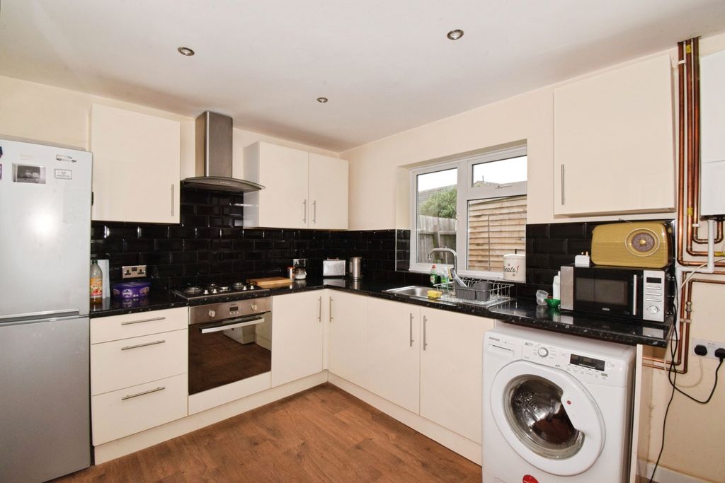 Property photo 3 of 17 Kitchen