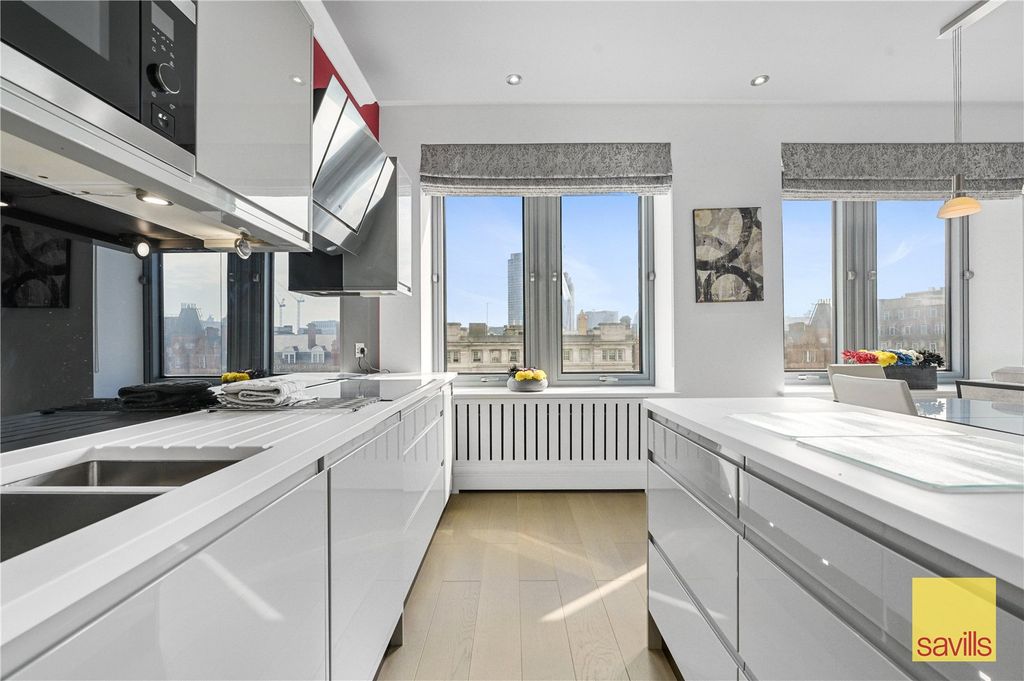 Property photo 3 of 10 Kitchen