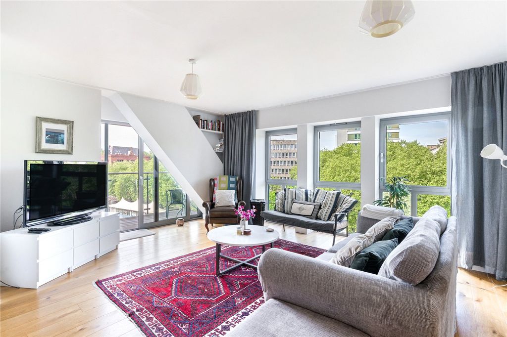 Property photo 3 of 16 Sitting Area