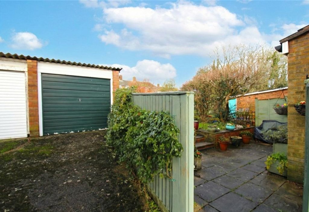 Property photo 3 of 29 Garage