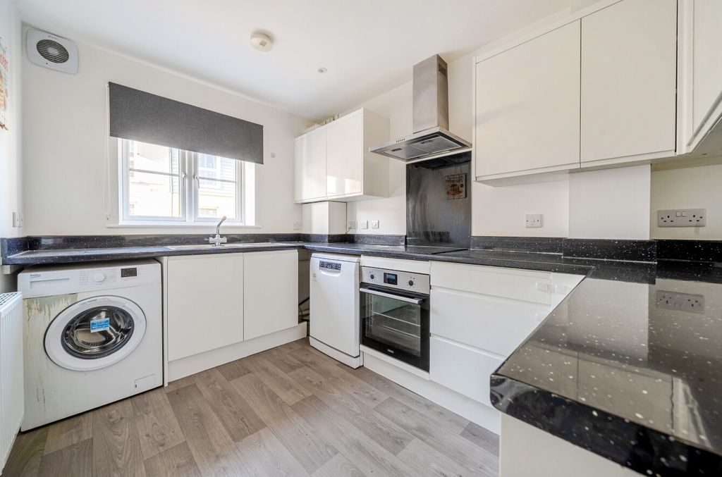 Property photo 2 of 9 1388086-26-693969...