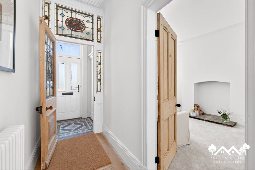 Property photo 3 of 34