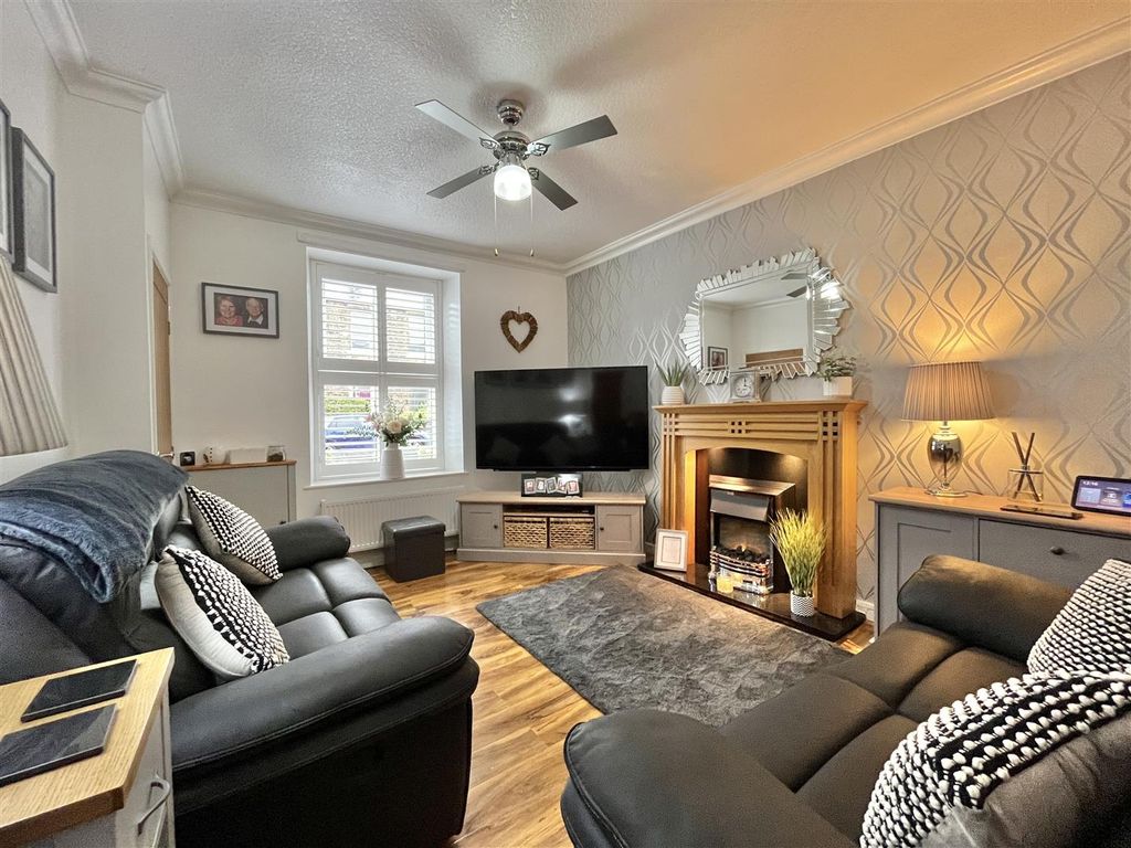 Property photo 2 of 16 Lounge