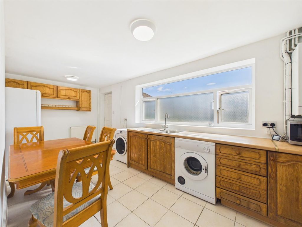Property photo 3 of 10 Kitchen (1).Jpg