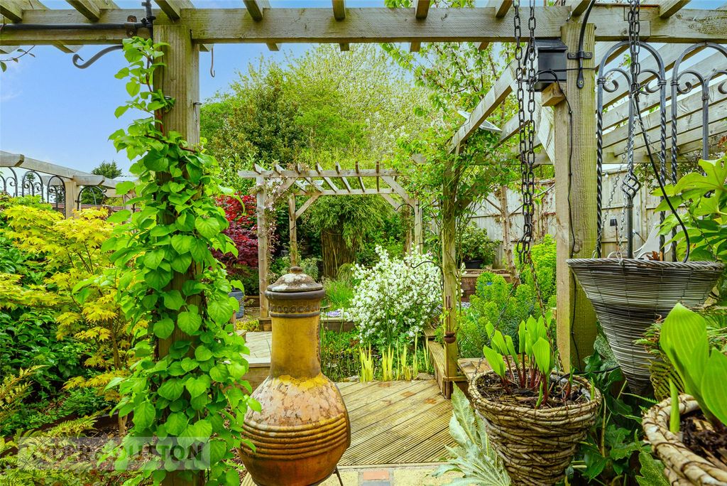 Property photo 2 of 23 Garden