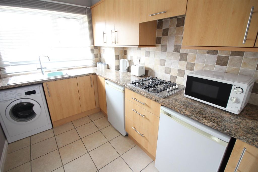 Property photo 2 of 13 Fitted Kitchen