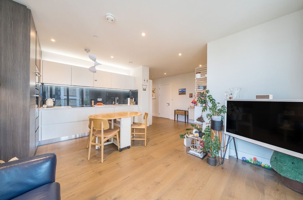 Property photo 3 of 20 1364342-10-68F609...