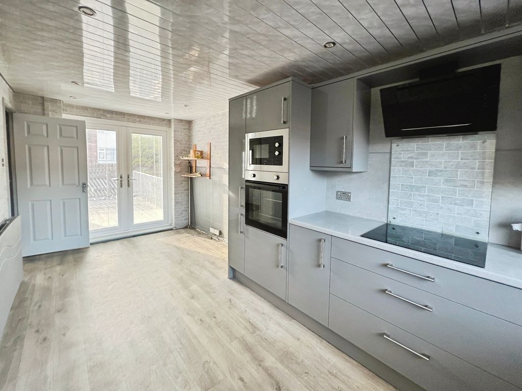 Property photo 3 of 16 Kitchen