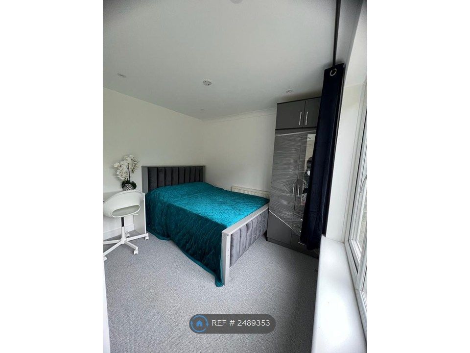 Property photo 1 of 13 Double Ensuite Room (£825)