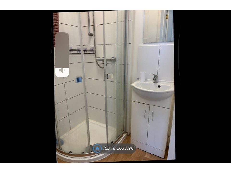 Property photo 3 of 7 En Suite Shower Room