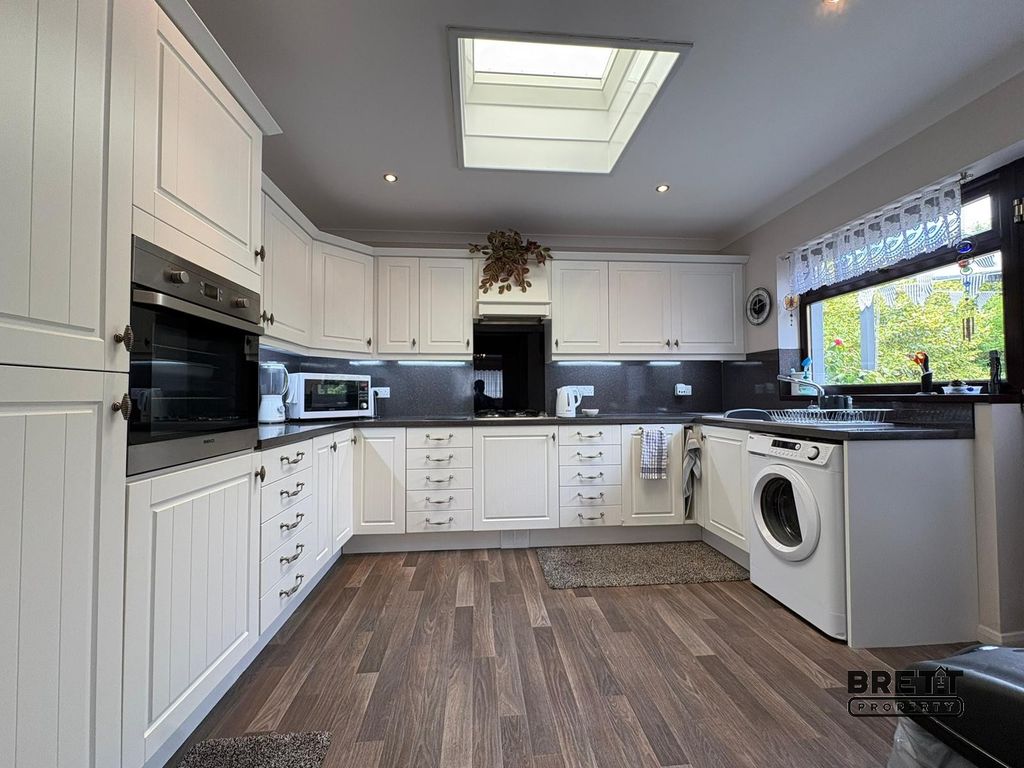 Property photo 2 of 11 Kitchen