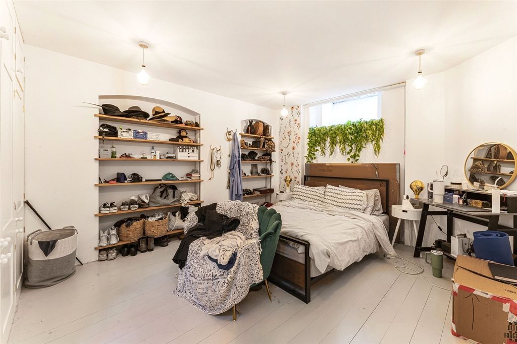 Property photo 2 of 18 Bedroom