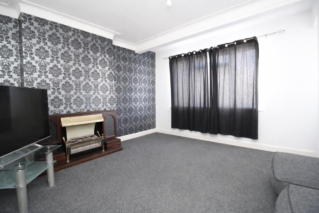 Property photo 2 of 12 Lounge