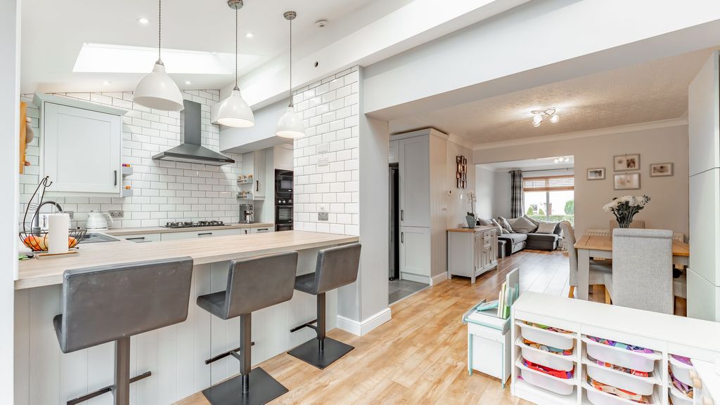 Property photo 2 of 34