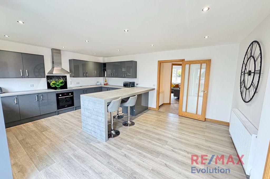 Property photo 3 of 21 Dining Kitchen