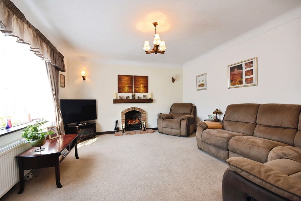 Property photo 2 of 18 Lounge