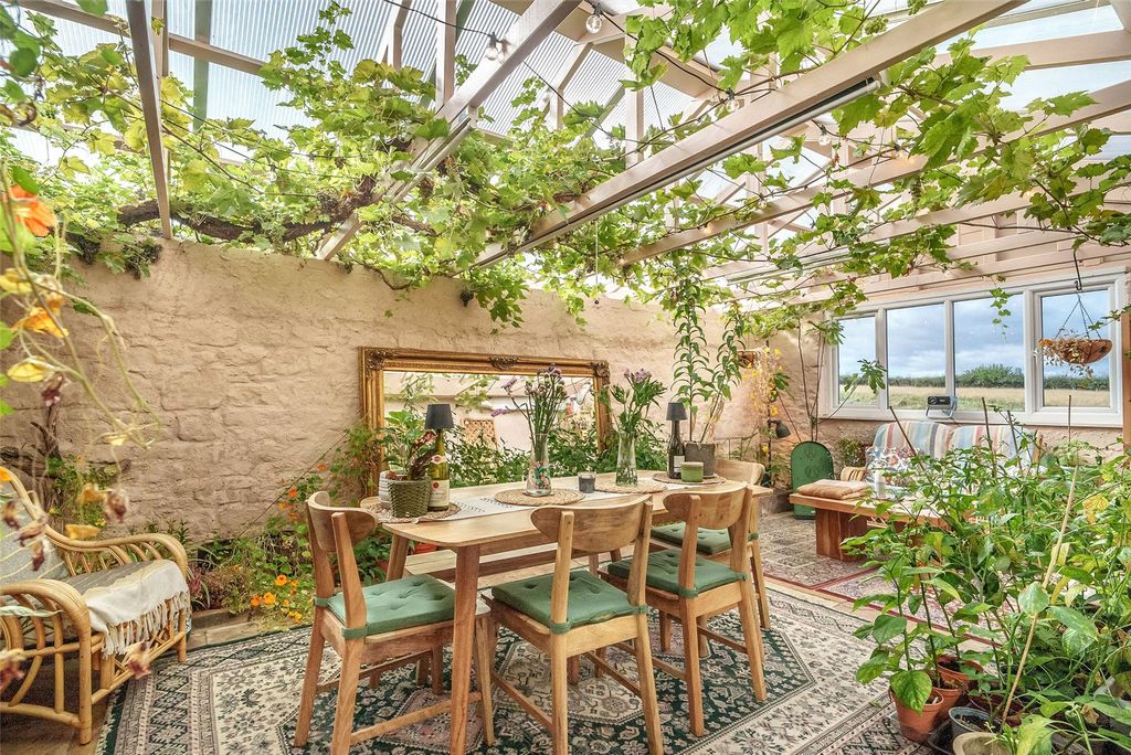 Property photo 2 of 43 Garden Room