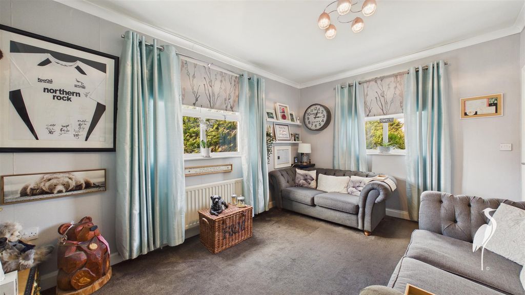 Property photo 3 of 17 Lounge