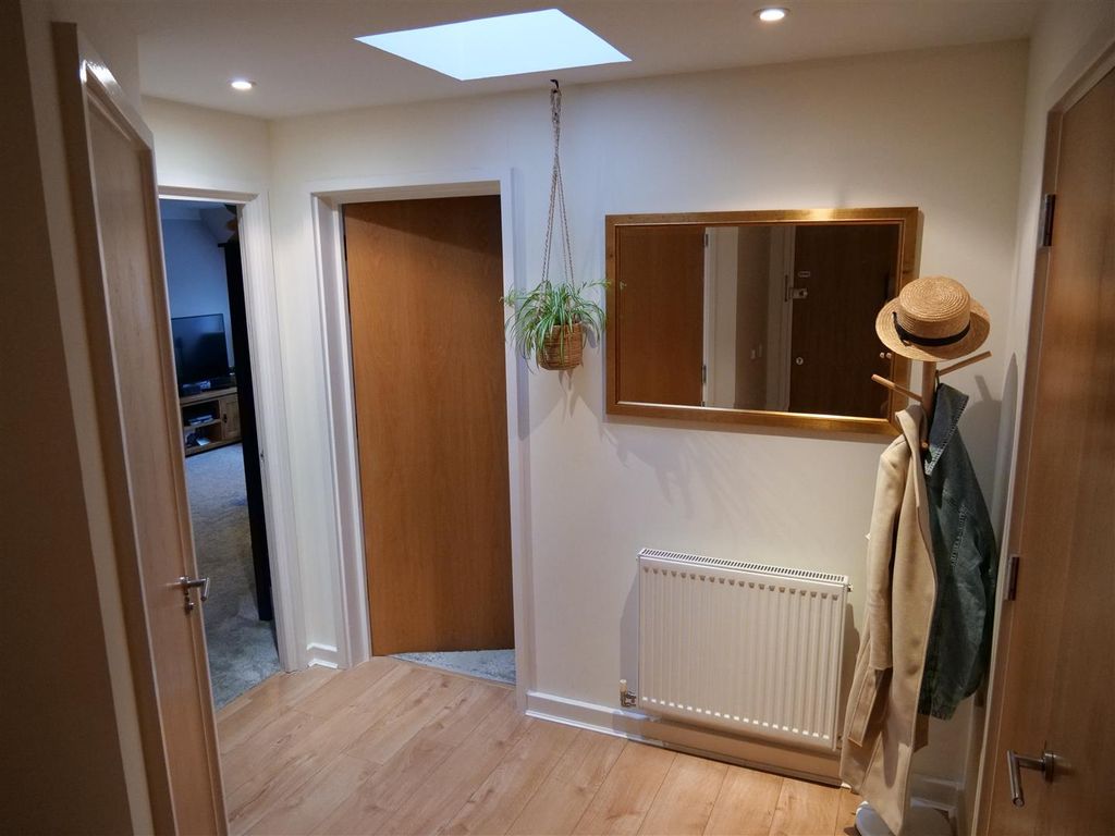 Property photo 2 of 10 Hallway
