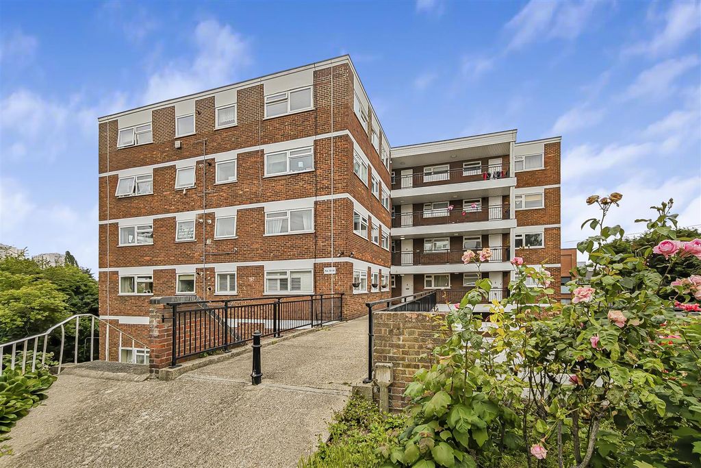 Property photo 1 of 15 44 Lynwood Close-18.Jpg