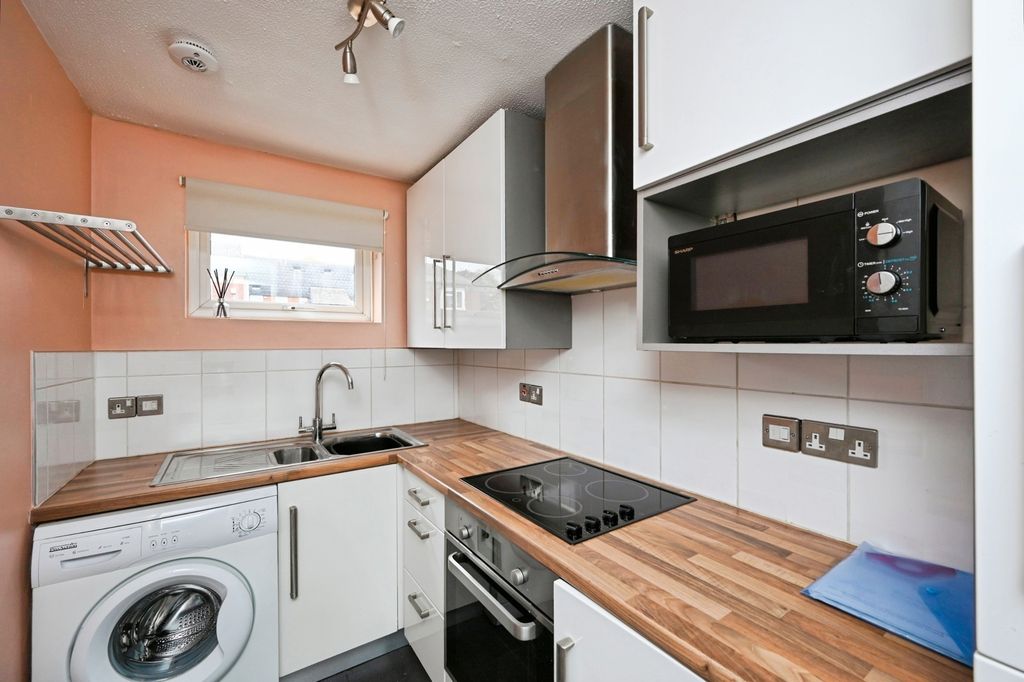 Property photo 3 of 17 Kitchen