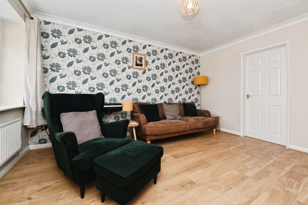 Property photo 3 of 19 Lounge