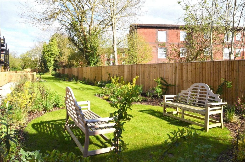 Property photo 3 of 24 Communal Gardens