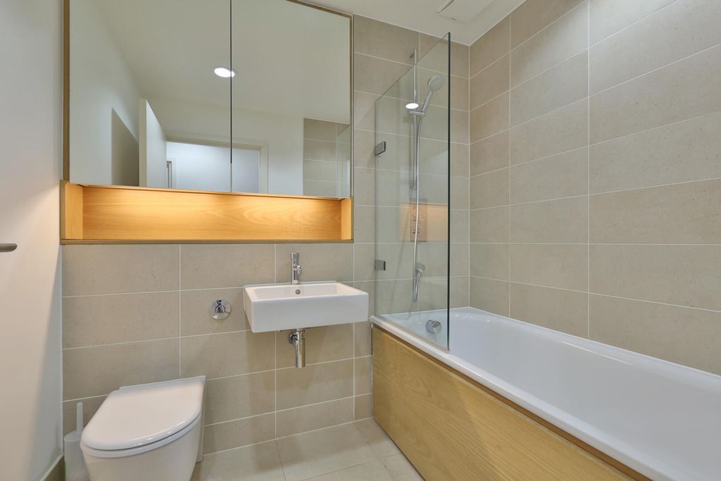 Property photo 3 of 7 Bathroom