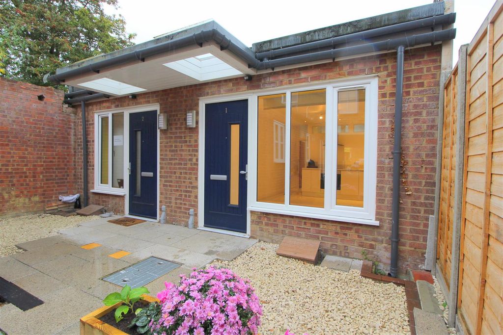 Property photo 1 of 7 1 Padna Mews, Hatfield Road (6).Jpg