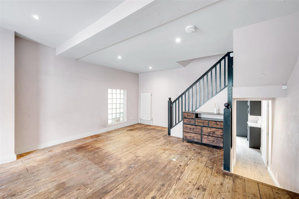 Property photo 3 of 24 19 Cowper Road-3.Jpg