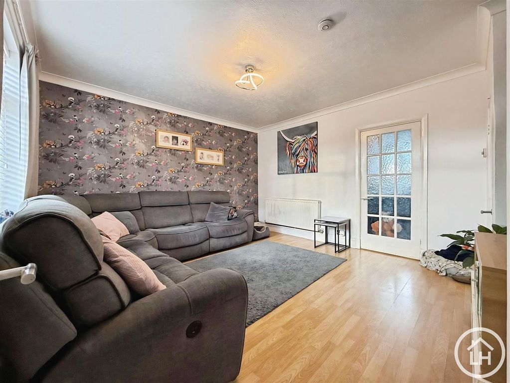 Property photo 3 of 16 Lounge