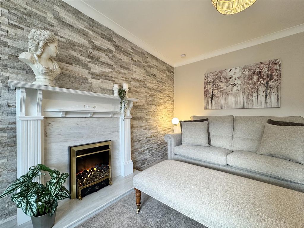 Property photo 3 of 22 Lounge