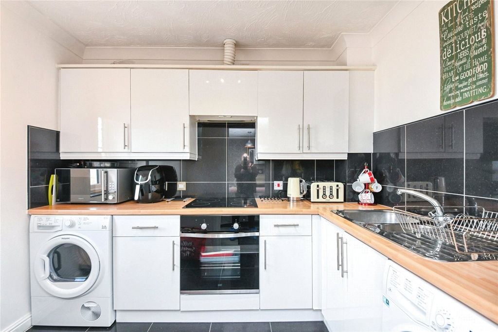 Property photo 3 of 6 Kitchen