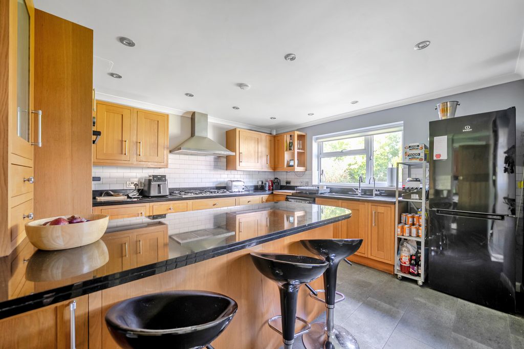 Property photo 3 of 9 Kitchen