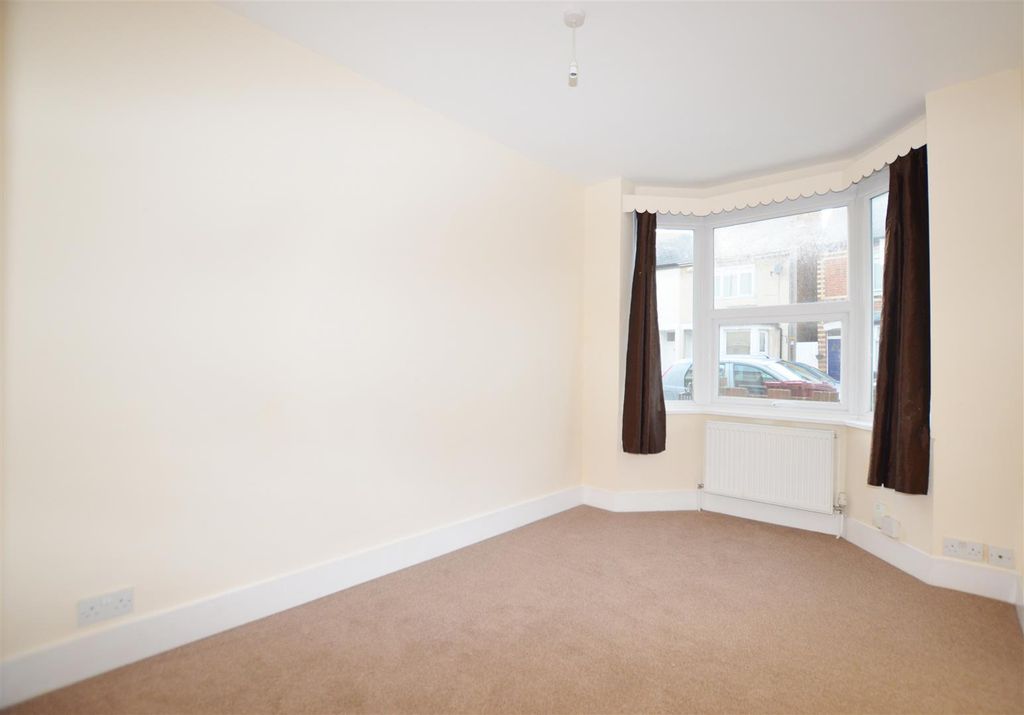 Property photo 3 of 6 51 Elm Park Gf (12).Jpg