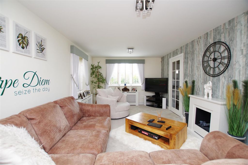 Property photo 3 of 17 Living Room