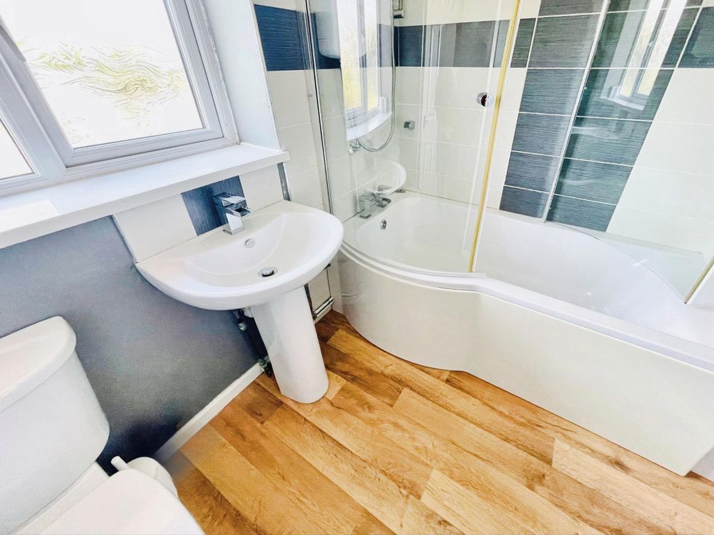 Property photo 3 of 10 Bathroom
