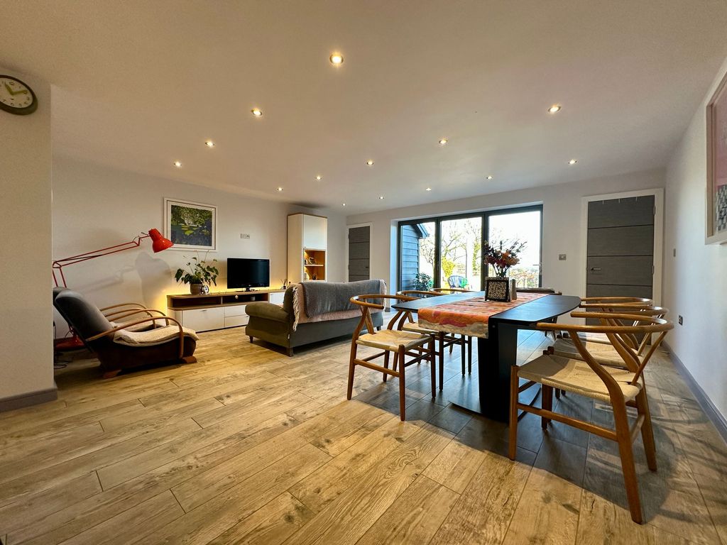 Property photo 3 of 22 Diner/Lounge