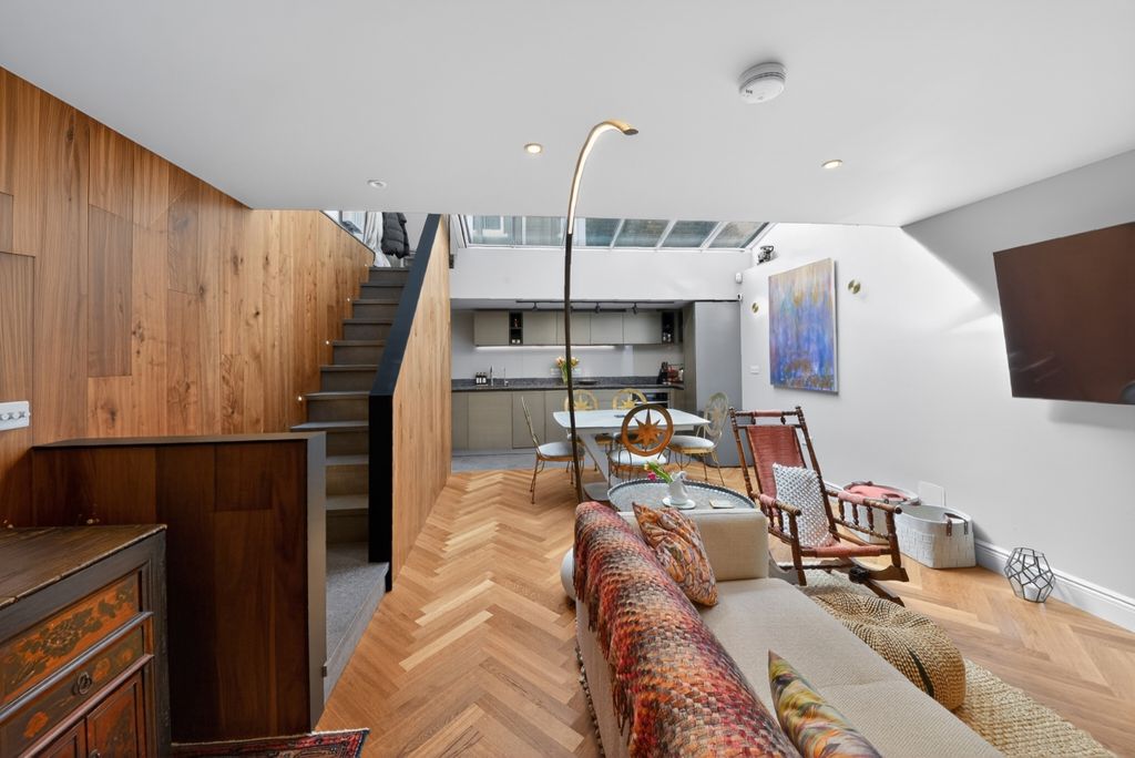 Property photo 2 of 13 Peto Place