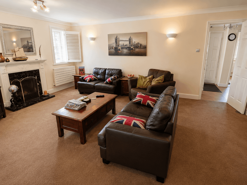 Property photo 3 of 15 Lounge 2