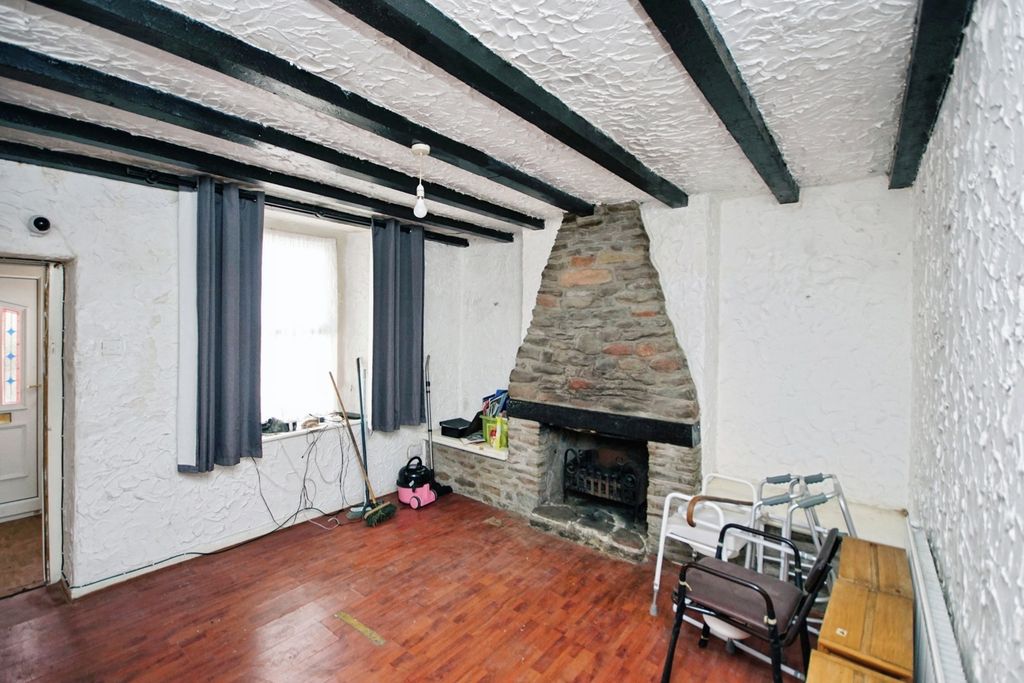 Property photo 2 of 17 Photo
