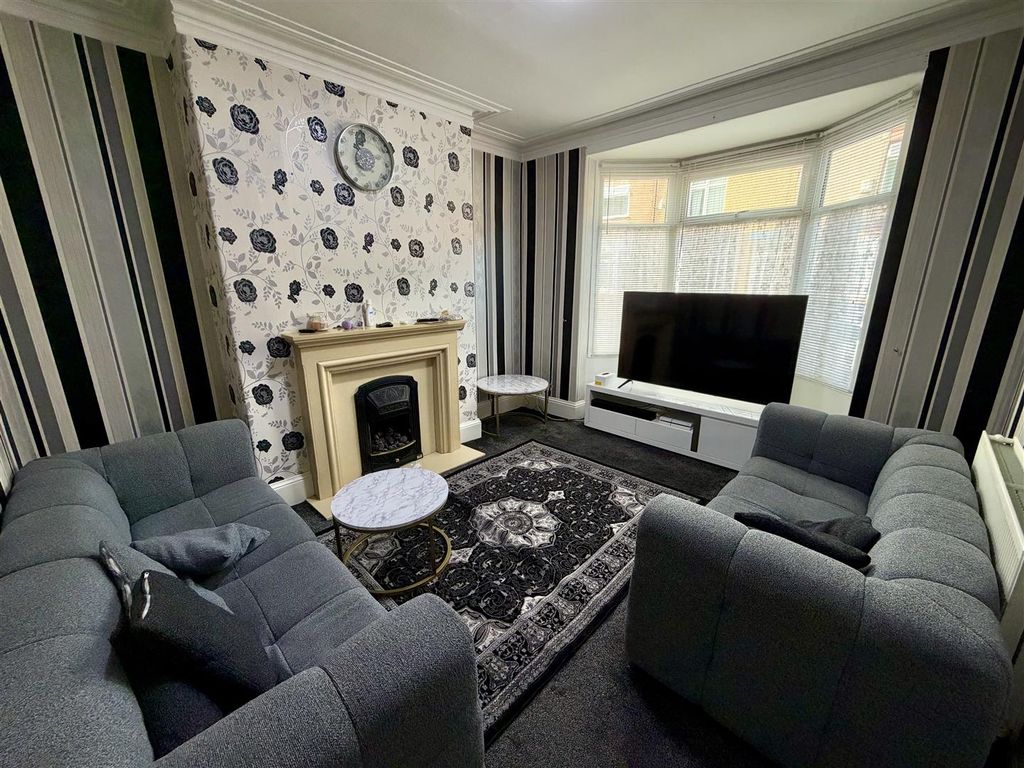 Property photo 2 of 11 Lounge