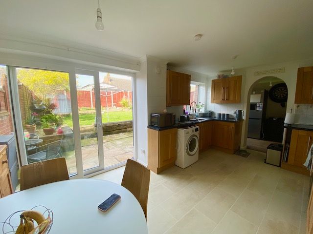 Property photo 3 of 10 Kitchen