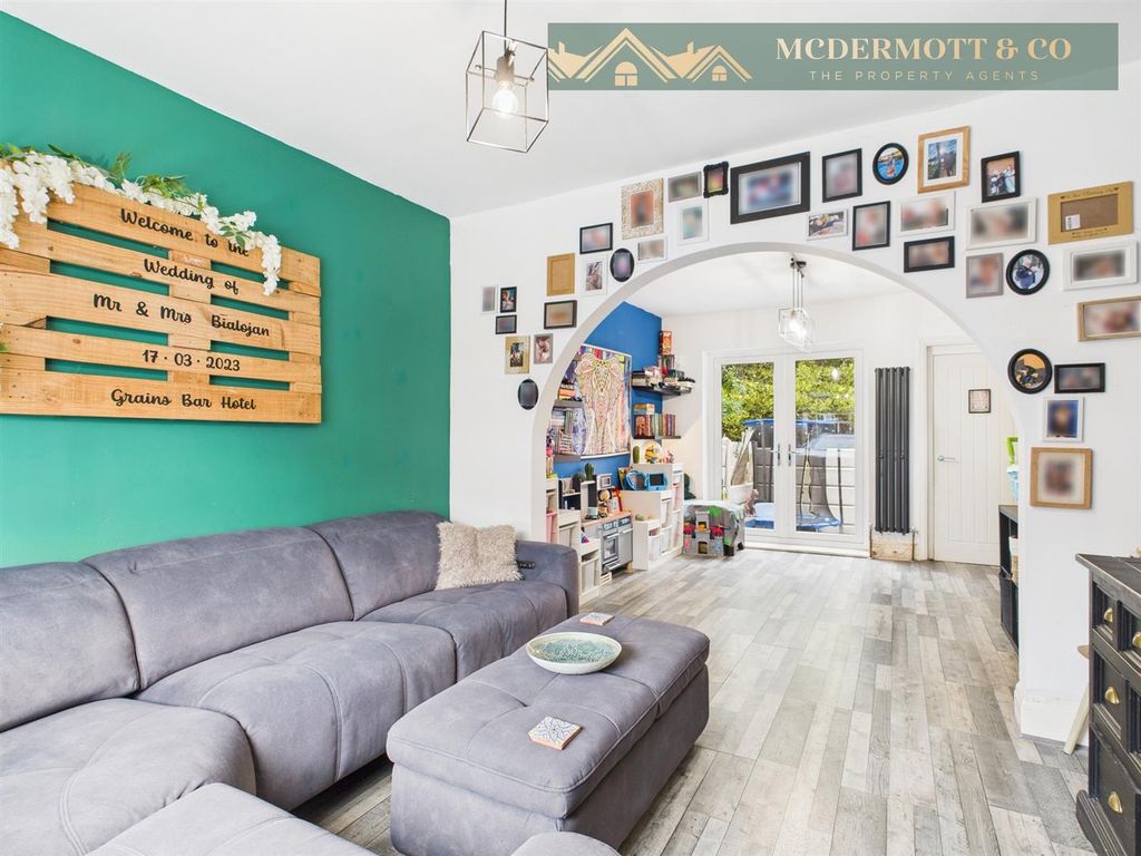 Property photo 3 of 15 Lounge