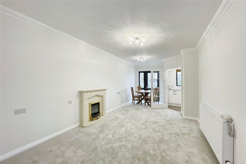 Property photo 2 of 16 Lounge