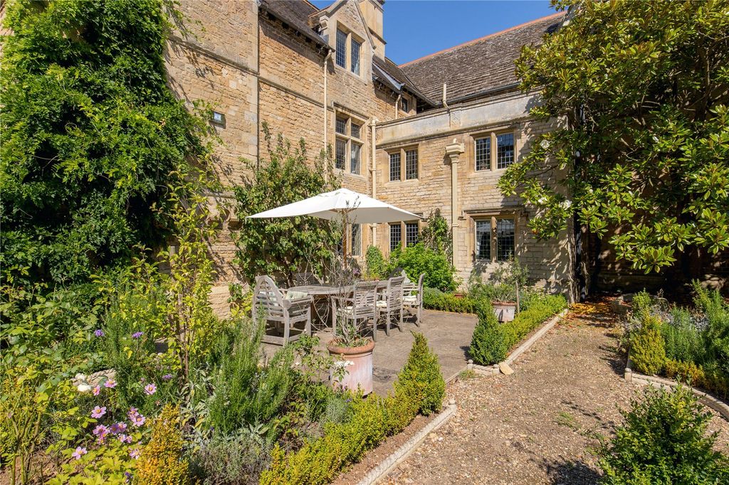 Property photo 2 of 18 Extensive Terraces