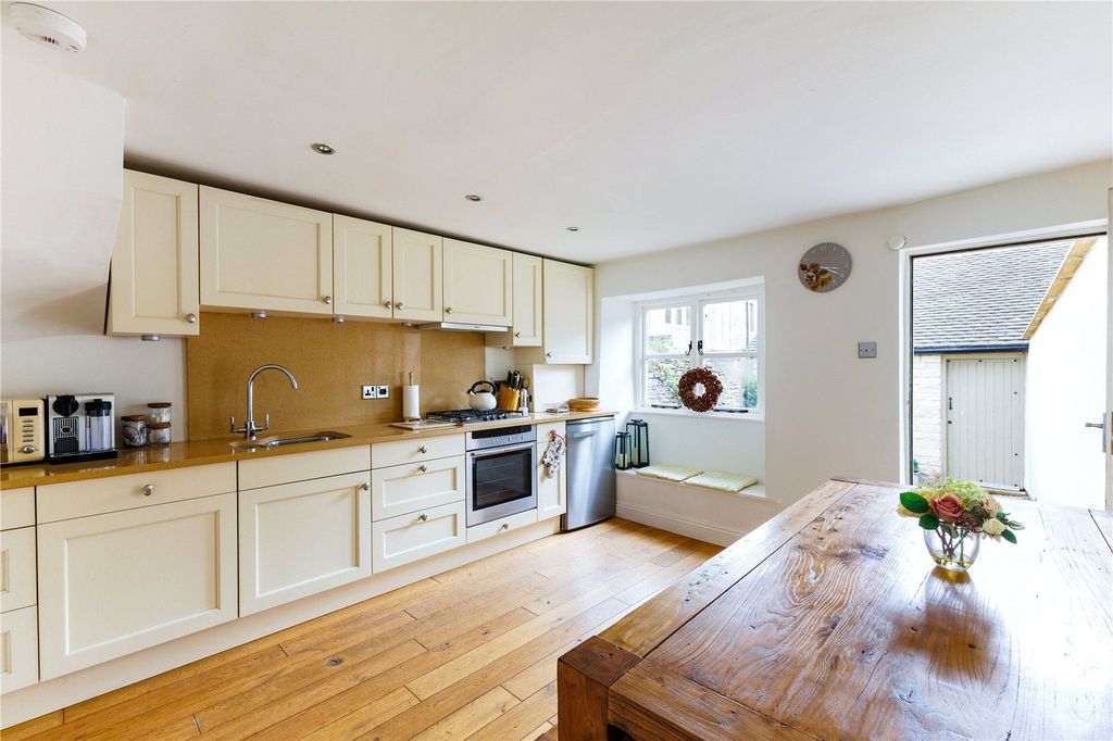 Property photo 3 of 12 Kitchen